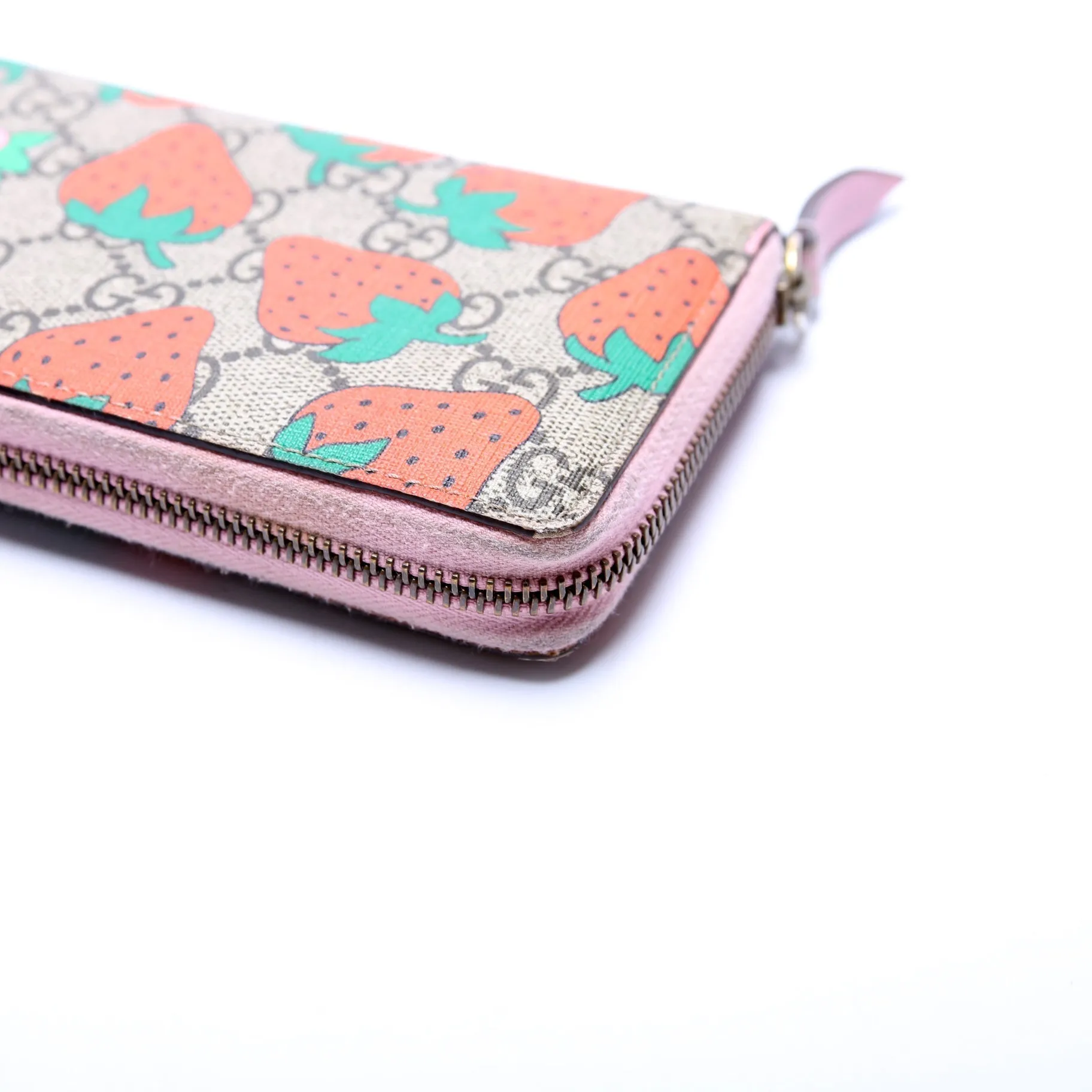 573865 Gucci Supreme Strawberry Zip Around Wallet