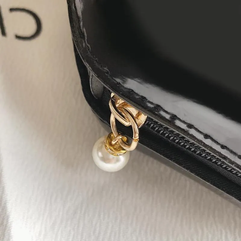 Shell Chain Shoulder Bag